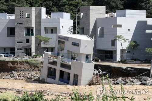 태풍 '힌남노'가 할퀴고 간 6일 경북 포항시 남구 오천읍 하천 옆 펜션이 강한 물살에 지반이 유실되는 바람에 하천으로 내려앉아 있다.  연합뉴스